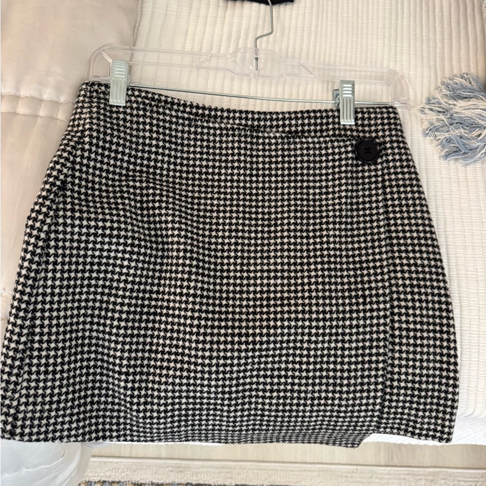 Chic Houndstooth Mini Skirt